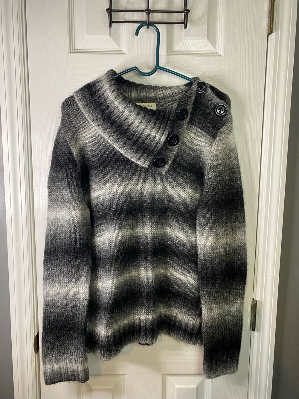 Jones New York Gray Ombre Button-Shoulder Turtleneck Sweater Women’s Size XL.
